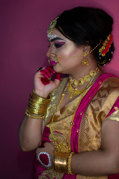 νυφικό πορτραίτο της Ινδής κυρίας που φοράει παραδοσιακό σάρι και χρυσά κοσμήματα - Φωτογραφία, εικόνα