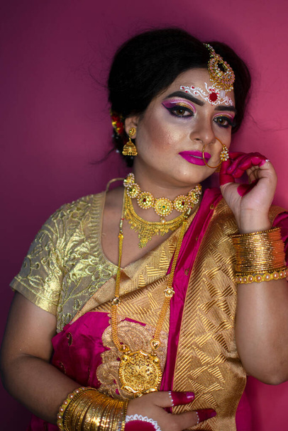伝統的なセーブと金のジュエリーを身に着けているインドの女性のブライダル肖像画 - 写真・画像