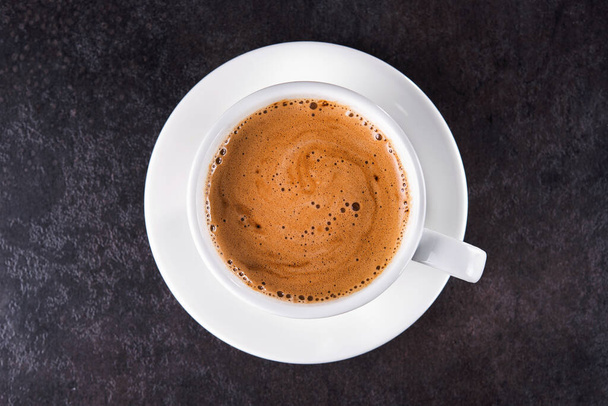 Fehér kávé csésze egy sötét kő háttér. Kiváló kilátás. másolótér - Fotó, kép