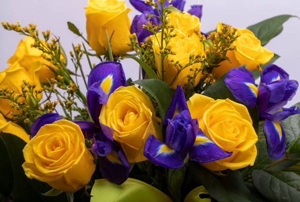 beau bouquet fleuriste d'iris bleus et de roses jaunes - Photo, image