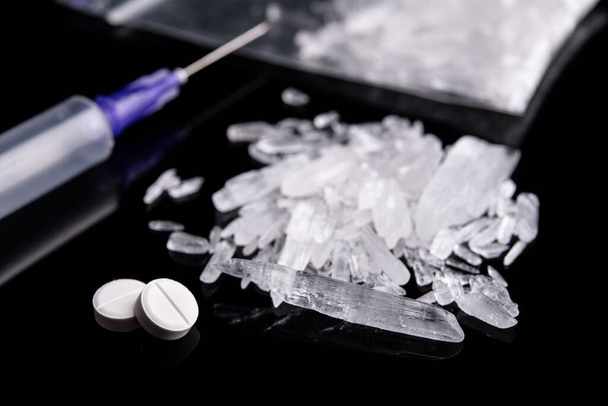 Schweres Methamphetamin-Kristall auf schwarzem Hintergrund. - Foto, Bild