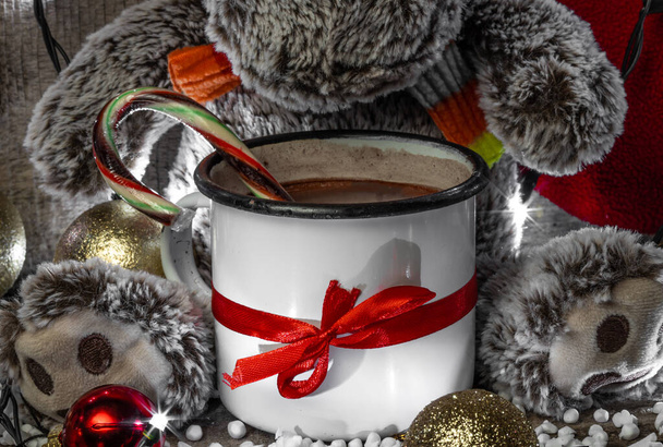 chocolate caliente fresco sobre un fondo de madera rodeado de decoraciones navideñas - Foto, imagen