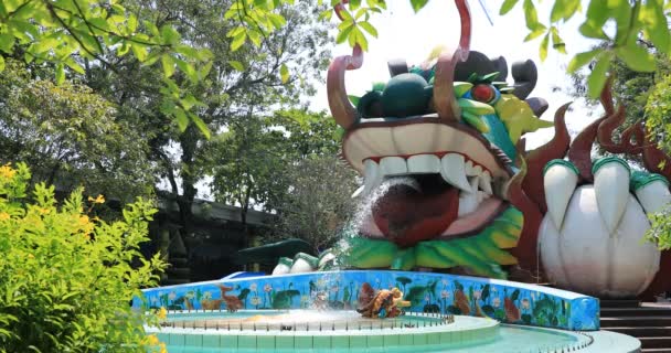 Een groot standbeeld draak bij Suoi Tien park in Ho Chi Minh Vietnam wijd shot - Video