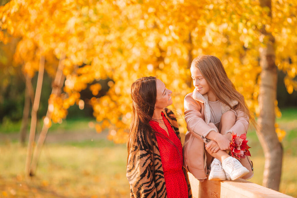 Malá dívka s maminkou venku v parku na podzim den - Fotografie, Obrázek