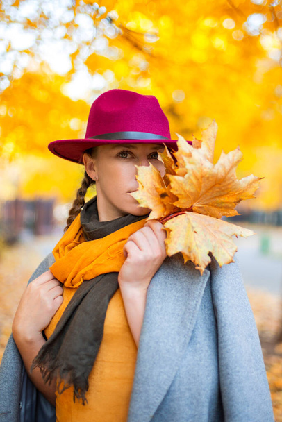 girl walking in the autumn city - Foto, Bild