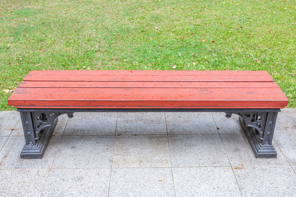 Una panca da ricreazione fatta di tavole e ferro battuto in un parco cittadino in estate - Foto, immagini