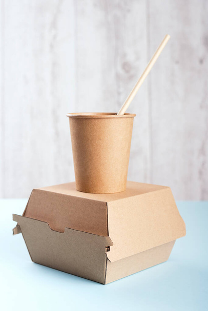 Uma xícara com palha de bebida em pé na caixa de hambúrguer - Foto, Imagem