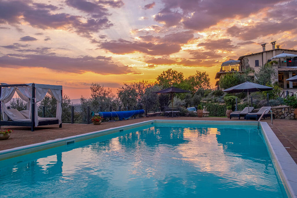 Luxus vidéki ház medencével Olaszországban - Fotó, kép