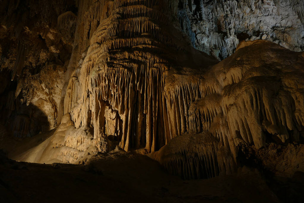 Nerja Mağaraları İspanya 'nın en önemli arkeolojik alanlarından biridir. Mağaraların Doğal Güzelliği ve Kaya oluşumlarını en eski mağara resimleriyle birleştirir. - Fotoğraf, Görsel