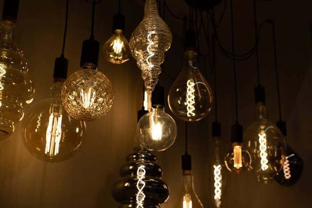 La lampe à incandescence est ronde, ovale et créative. Ensemble de dispositifs d'éclairage pour la maison. Arrière-plan design élément intérieur - Photo, image