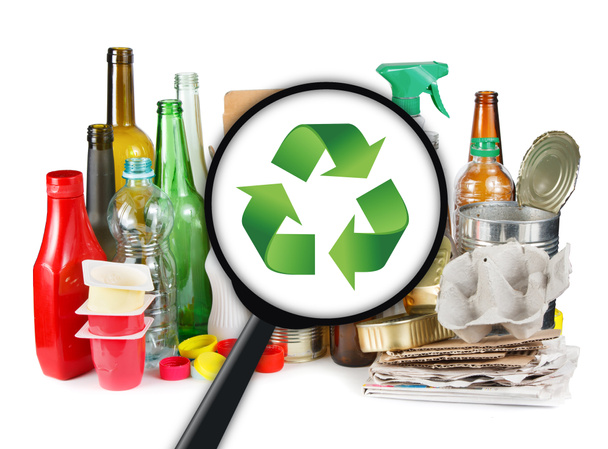 Miehet etsivät kierrätys symboli muovijätettä - Valokuva, kuva