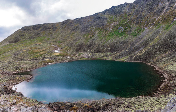 пейзажне гірське озеро в хмарний літній день
 - Фото, зображення