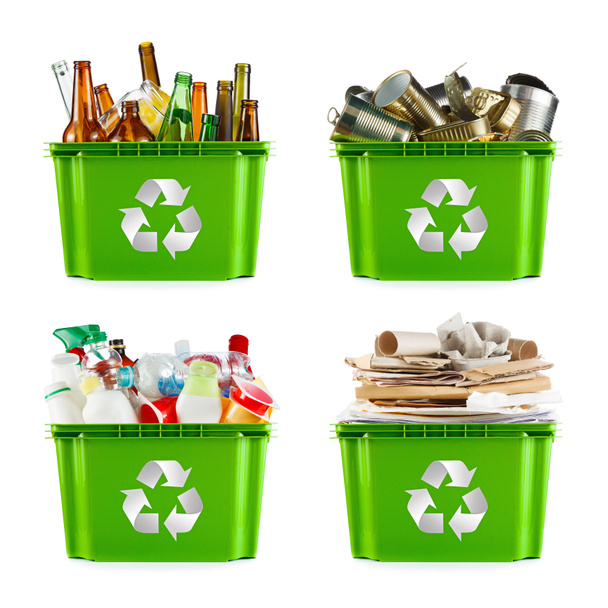 Выбор мусора для переработки. Сегрегатированный металл, пластик, бумага и стекло - Фото, изображение