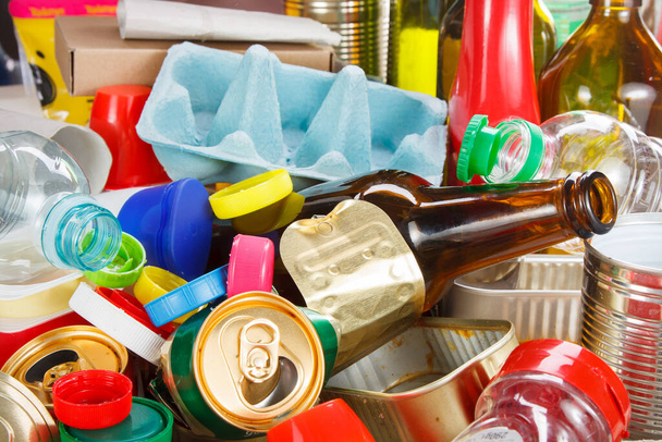 Recycling von Müll und wiederverwendbarem Abfall als wiederverwendbare Produkte aus Metall, Plastik, Altpapier - Foto, Bild