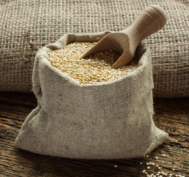 Egészséges quinoa - gluténmentes magvak kis zsákban - Fotó, kép