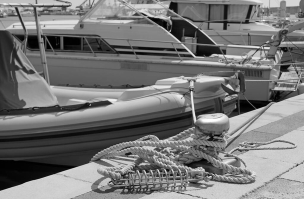 Italië, Sicilië, Middellandse Zee, Marina di Ragusa (provincie Ragusa); motorboten en luxe jachten in de haven  - Foto, afbeelding