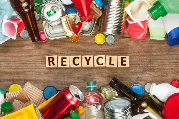 Una selección de basura para reciclar. Metal, plástico, papel y vidrio segregados - Foto, Imagen