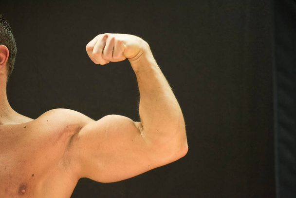 культурист, показуючи свої м'язи, фітнес і здоров'я в бодібілдингу
 - Фото, зображення