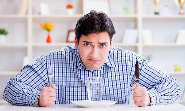 Mężczyzna na diecie czeka na jedzenie w restauracji - Zdjęcie, obraz