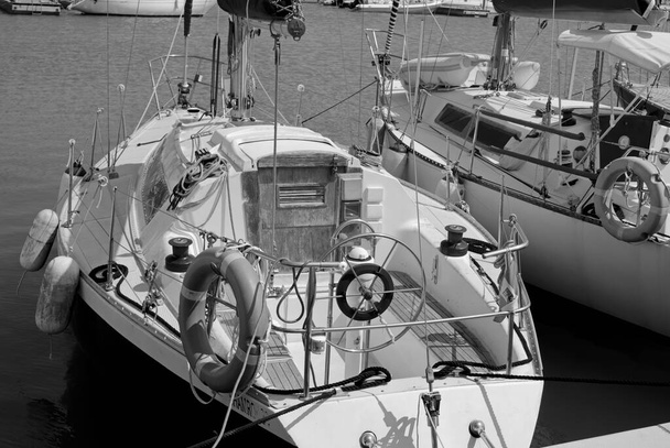 Италия, Сицилия, Средиземное море, Марина ди Рагуза (провинция Рагуза); парусные лодки в порту  - Фото, изображение