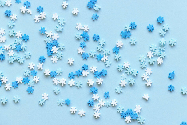 Plastové modré a bílé sněhové vločky zimní pozadí - Fotografie, Obrázek