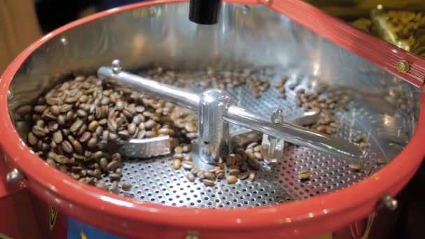 Meng- en roosterproces - koffiebrandermachine tijdens het werk: slow motion - Video