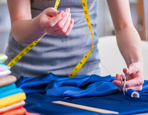 Жінка кравець працює на одязі шиття швейних виробів вимірювання фа
 - Фото, зображення