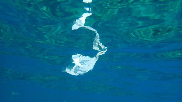 Plastové odpadky pod vodou, Egejské moře, Řecko, Halkidiki - Fotografie, Obrázek