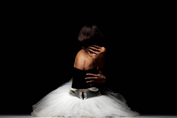 balerina egy tutu pózol a padlón - Fotó, kép