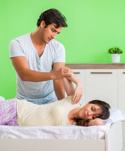 Uomo fare massaggio a sua moglie in camera da letto - Foto, immagini