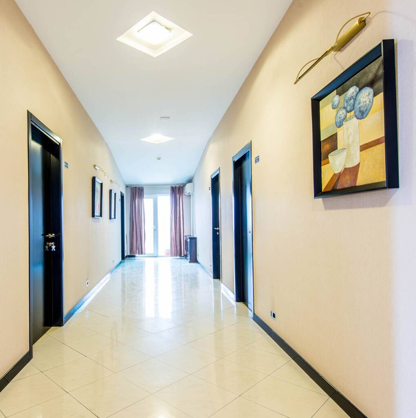 Hotellobby-Korridor mit modernem Design - Foto, Bild