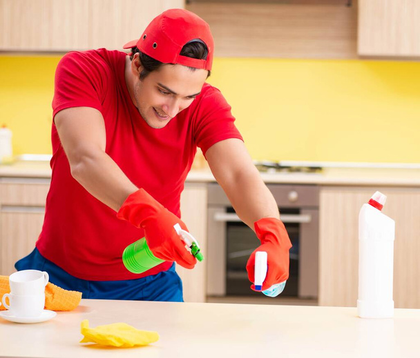 Limpieza de contratistas profesionales que trabajan en la cocina - Foto, Imagen