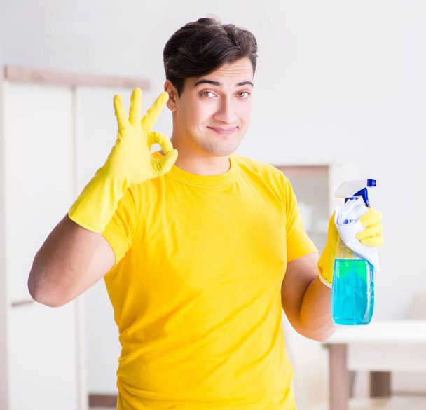 fiatal férfi csinál házimunkát otthon - Fotó, kép