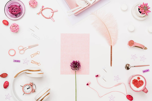 Schreibtisch für Frauen mit Gitterpapier, rosa Blume - Foto, Bild