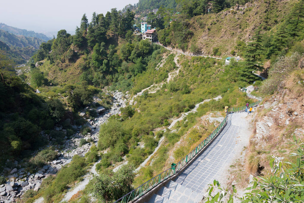 Dharamsala, Indien - Wanderweg, der vom Bhagsu Dorf zum Bhagsunag Wasserfall führt. eine berühmte Landschaft im Dorf Bhagsu, Dharamsala, Himachal Pradesh, Indien. - Foto, Bild