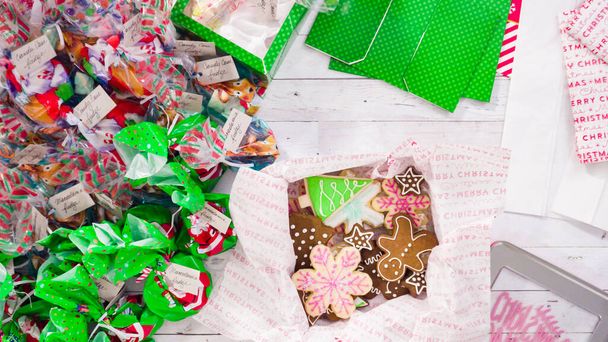 Deitado. Passo a passo. Embalagem de chocolate caseiro e biscoitos em uma caixa de presente de Natal. - Foto, Imagem