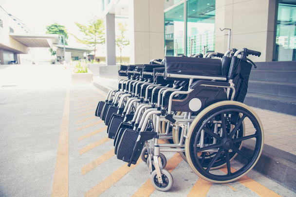 Linhas de cadeiras de rodas estacionamento para serviços de pacientes com deficiência em hospital médico com espaço de cópia. Grupo de cadeiras de rodas Serviço de fileira no hospital - Foto, Imagem