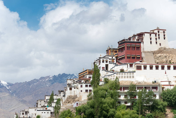 Ladakh, India - Thikse Monasterio (Thikse Gompa) en Ladakh, Jammu y Cachemira, India. El monasterio fue construido originalmente en el siglo XV y es la gompa más grande en el centro de Ladakh. - Foto, imagen