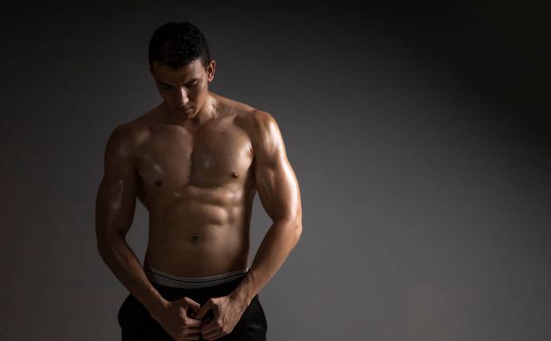 muž s definovaným tělem ukazující nahou koncepci trupu osobní péče - Fotografie, Obrázek