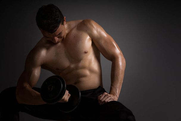 Homme avec torse nu faisant des exercices biceps avec haltère - Photo, image