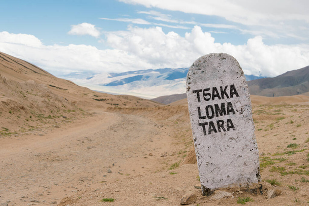 Ladakh, India - Tsaga La Pass in Ladakh, Jammu en Kasjmir, India. Tsaga La Pass ligt op een hoogte van ongeveer 4641 meter boven de zeespiegel. - Foto, afbeelding