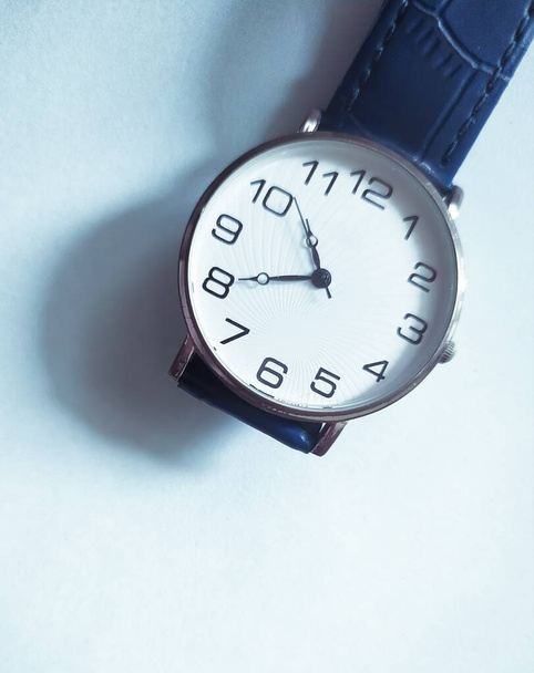 Erstaunliche analoge Armbanduhr isoliert in elegantem hellblauem Hintergrund. - Foto, Bild