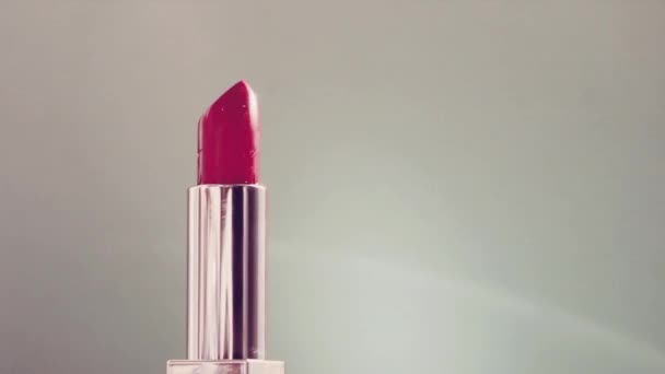 Rouge à lèvres rose vintage en tube argenté et fusées éclairantes, maquillage de luxe et cosmétiques de vacances pour la marque de beauté - Séquence, vidéo