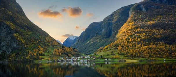 Panoramatické Vesnice Undredal je malá vesnice na fjordu. Aurlandsfjord Západní pobřeží Norska během podzimní sezóny. - Fotografie, Obrázek