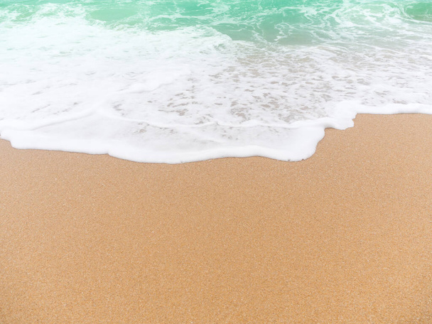 М'яка хвиля море на піщаному пляжі для літнього відпочинку
. - Фото, зображення