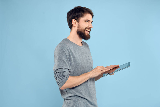 Homme avec tablette dans les mains technologie style de vie appareil sans fil fond bleu - Photo, image