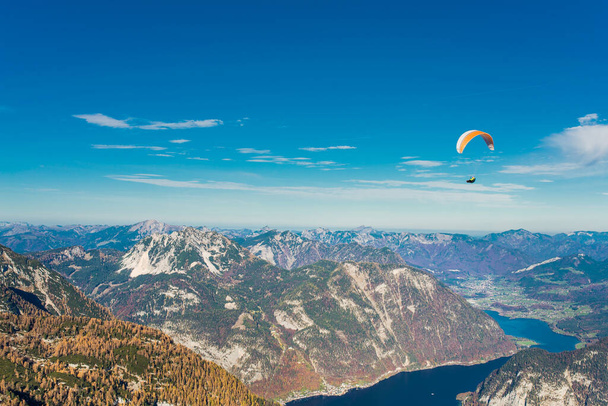 Paralotnia lecąca na niebieskim niebie nad górami Alp - Zdjęcie, obraz
