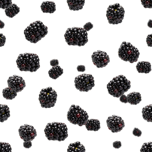 Falling Bramble Nahtloses Muster. Frisch Falling Blackberry nahtlose Muster. Quadratisches Muster mit frischen Waldbeeren isoliert auf weißem Hintergrund. flache Lage. - Foto, Bild