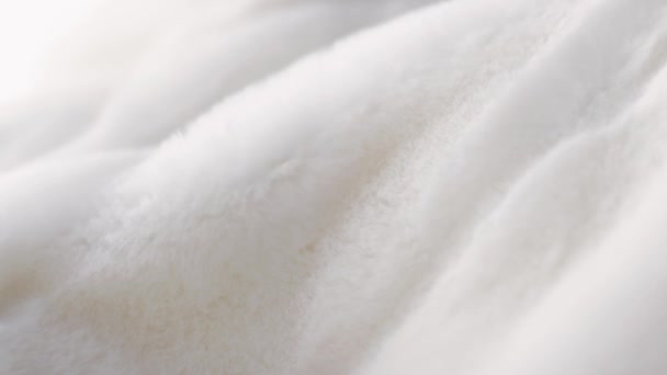 Bianco soffice pelliccia texture cappotto, caldo inverno abbigliamento, tessile di lusso e tessuto sfondo ondulante e in movimento - Filmati, video