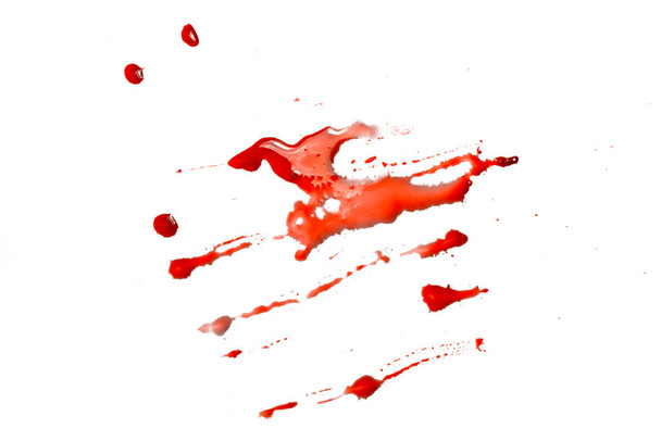 closeup σταγόνες κόκκινου αίματος που απομονώνονται σε λευκό φόντο, αφηρημένο μοτίβο - Φωτογραφία, εικόνα